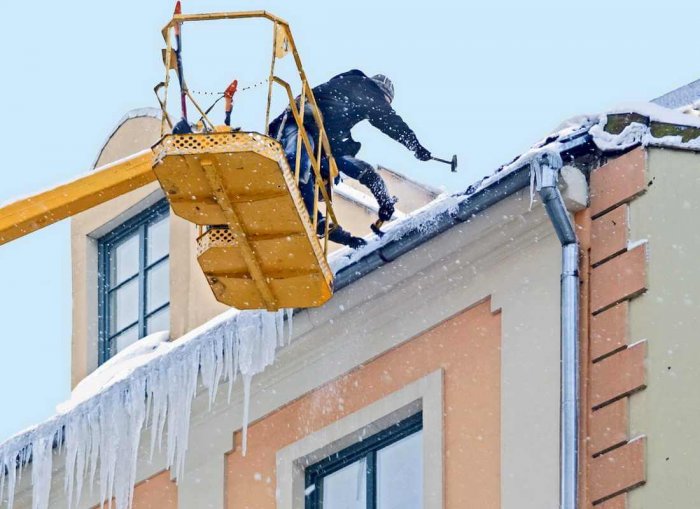 Услуги по очистке кровли от снега Услуги по очистке кровли от снега